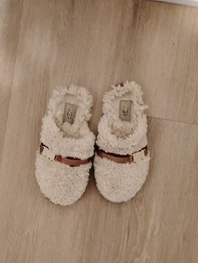 UGG Kids Cream Sherpa Slip-On Slippers with Brown Strap